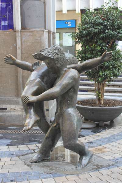 Resultado de imagen de figuras de bronce plaza uncibay jose seguiri"